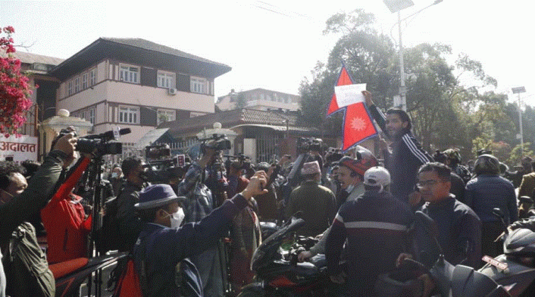 प्रधानन्यायाधीशको समर्थनमा नाराबाजी गर्नेहरु पक्राउ